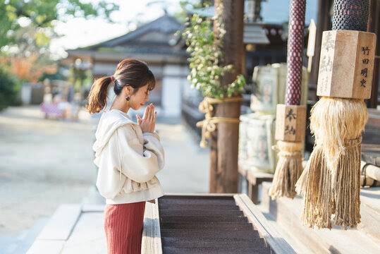 神社参拝に適した女性の服装例